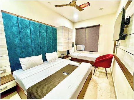 Escritorio, espacio para trabajar con laptop y cortinas blackout