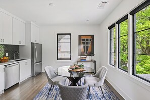 Kylskåp, mikrovågsugn, ugn och spishäll