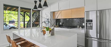 冷蔵庫、電子レンジ、オーブン、コンロ