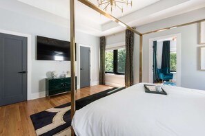 4 bedrooms, desk, iron/ironing board, WiFi