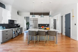 Fridge, microwave, oven, stovetop - Ridgegold (Atlanta)