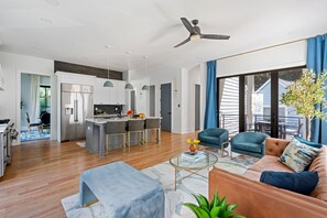 Televisie, een open haard en een kantoor