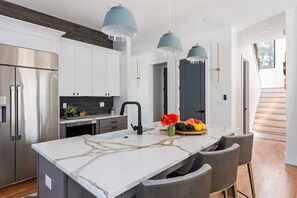 Een koelkast, een microgolfoven, een oven, een kookplaat