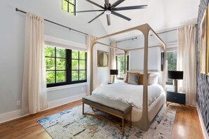 4 quartos, escrivaninha, ferros/tábuas de passar roupa, Wi-Fi