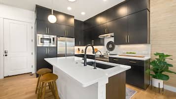 Townhouse, Beberapa Tempat Tidur, perapian, pemandangan kebun (6242 Vernazza Way (Unit 2)) | Dapur pribadi | Lemari es, microwave, oven, dan kompor