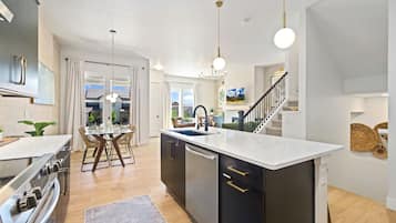Townhome, Multiple Beds, Fireplace, Garden View (6242 Vernazza Way (Unit 2)) | Interior