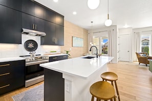 Casa geminada, várias camas, lareira, vista para o jardim (6242 Vernazza Way (Unit 2)) | Cozinha privada | Geladeira, micro-ondas, fogão, cooktop