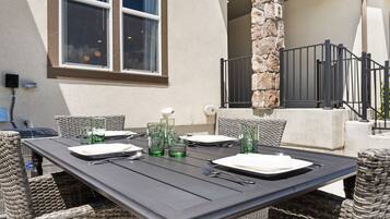 Townhouse, Beberapa Tempat Tidur, perapian, pemandangan kebun (6242 Vernazza Way (Unit 2)) | Tempat makan outdoor