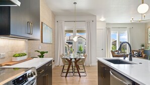 Townhouse, flere senger, peis, hageutsikt (6242 Vernazza Way (Unit 2)) | Eget kjøkken | Kaffetrakter/tekoker, kjøleskap, mikrobølgeovn og ovn
