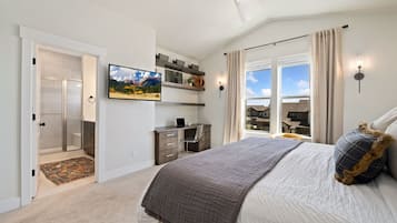 联排别墅, 多张床, 壁炉, 花园景观 (6242 Vernazza Way (Unit 2)) | 4 多间卧室、特色装修、特色家居、办公桌