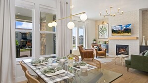 Townhouse, flere senger, peis, hageutsikt (6242 Vernazza Way (Unit 2)) | Spiseområde