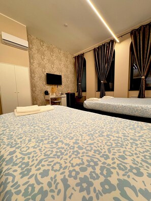 Comfort Triple Room, City View | Desk, soundproofing, free WiFi - The Central Rock Inn camere con bagno privato self check in (Piacenza)