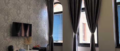 Comfort-Dreibettzimmer, Stadtblick | Schreibtisch, schallisolierte Zimmer, kostenloses WLAN