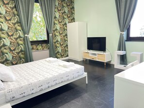 Deluxe tweepersoonskamer, uitzicht op de stad | Een bureau, geluiddichte muren, gratis wifi