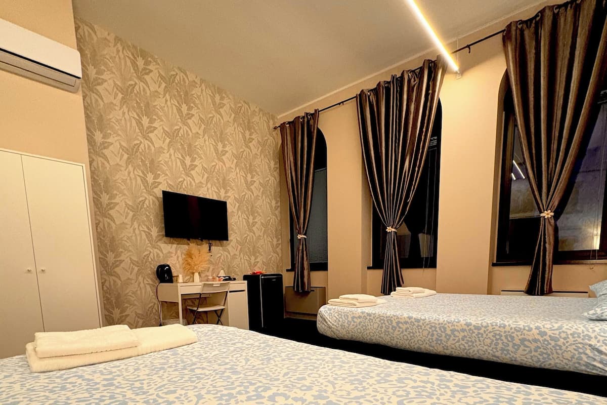 Quarto triplo conforto, vista para a cidade | Escrivaninha, quartos à prova de som, Wi-Fi de cortesia