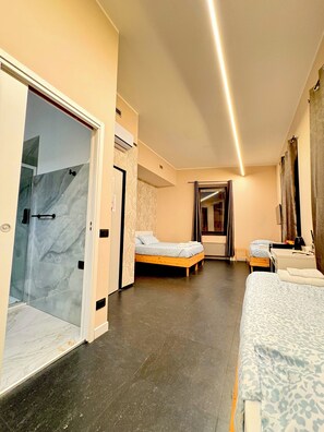 Comfort vierpersoonskamer, uitzicht op de stad | Een bureau, geluiddichte muren, gratis wifi