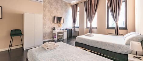 Quarto triplo luxo | Escrivaninha, quartos à prova de som, Wi-Fi de cortesia