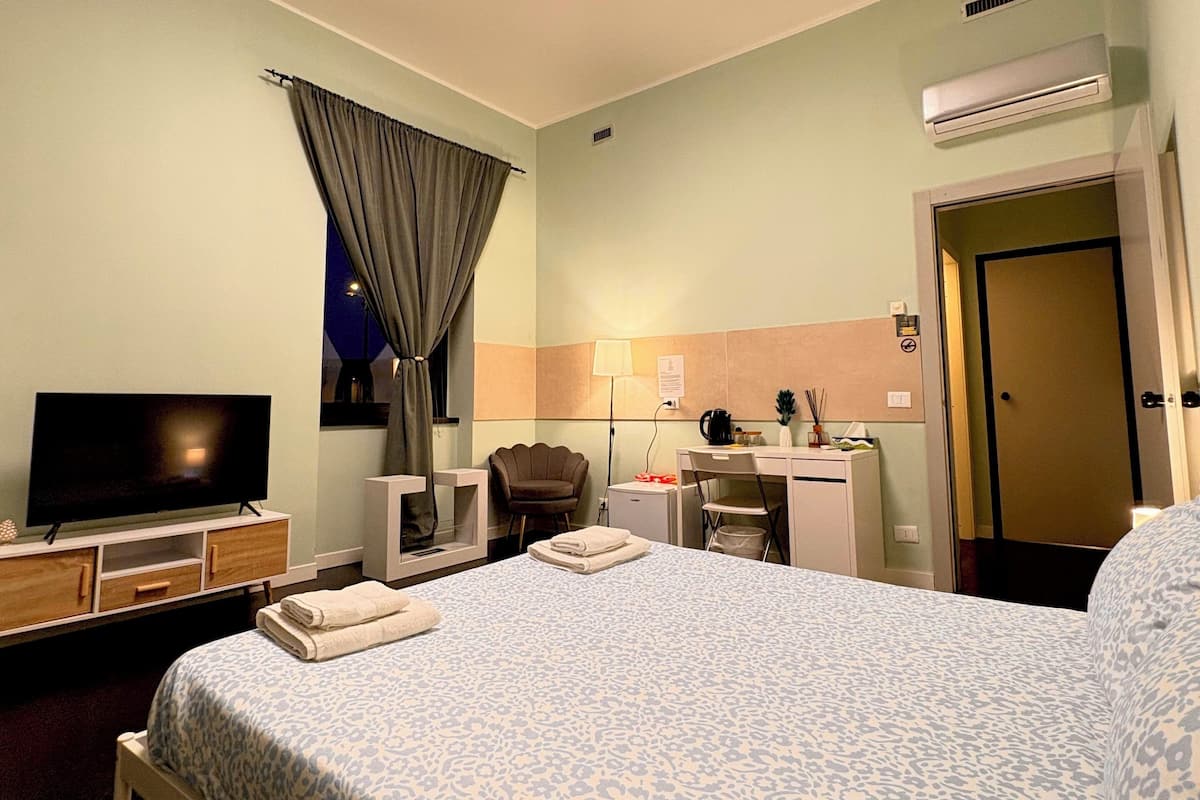 Quarto casal luxo, vista para a cidade | Escrivaninha, quartos à prova de som, Wi-Fi de cortesia