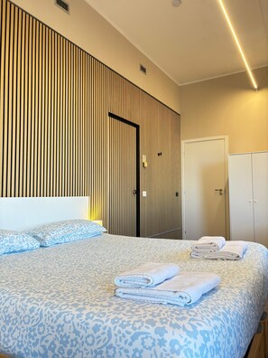 Deluxe Triple Room | Desk, soundproofing, free WiFi - The Central Rock Inn camere con bagno privato self check in (Piacenza)
