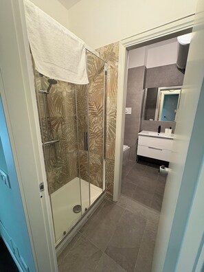 Quarto casal luxo, vista para a cidade | Banheiro | Chuveiro, secador de cabelo, toalhas de banho, papel higiênico