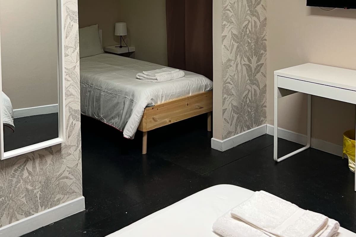 Klassieke Twin kamer, uitzicht op stad | Een bureau, geluiddichte muren, gratis wifi