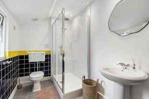 Douche, séchoir à cheveux, serviettes fournies, savon