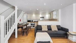 A modern apartment with a dining area, kitchen, and living room. - Group & Contractor-Friendly 4Bed House (Brighton and Hove)