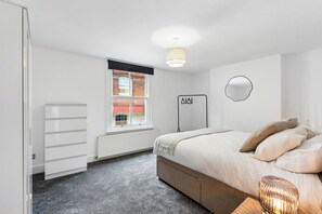 4 bedrooms, iron/ironing board, bed sheets