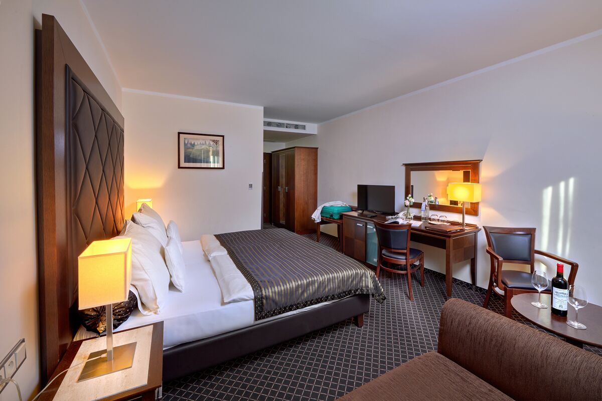 In-room safe, free WiFi