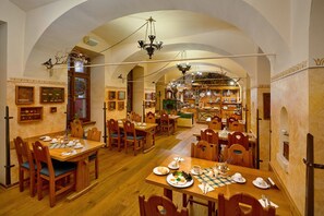 Free daily buffet breakfast - HOTEL SELSKÝ DVŮR (Prague)