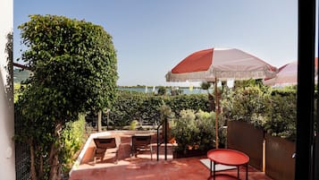 Deluxe-Doppelzimmer, Blick auf den Innenhof, zum Garten hin | Ausblick vom Zimmer
