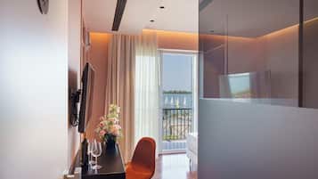 Quarto casal luxo, vista para o lago | Cofres nos quartos, escrivaninha, Wi-Fi de cortesia
