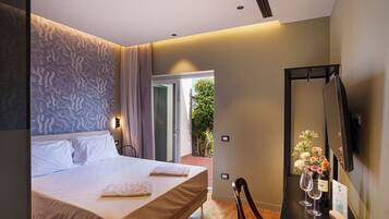 Doppia Deluxe, vista cortile, lato giardino | Una cassaforte in camera, una scrivania, Wi-Fi gratuito