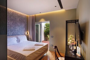Habitación Deluxe doble, vistas al patio, en la zona del jardín | Caja fuerte, escritorio, wifi gratis