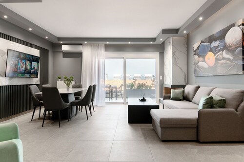 Suite 2 on the Hill – Partial Sea View