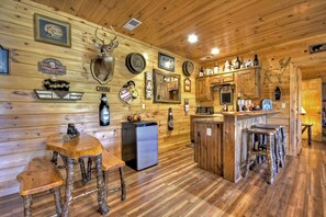 Bar (on property) - Pet-friendly, family-sized luxury cabin rental, hot tub, WiFi, firepit (Mineral Bluff)