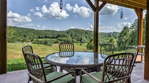 Outdoor dining - Pet-friendly, family-sized luxury cabin rental, hot tub, WiFi, firepit (Mineral Bluff)