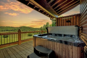 Outdoor spa tub - Pet-friendly, family-sized luxury cabin rental, hot tub, WiFi, firepit (Mineral Bluff)