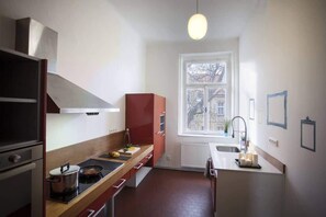 Fridge, oven, dishwasher, cookware/dishes/utensils