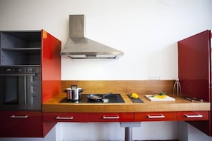 Fridge, oven, dishwasher, cookware/dishes/utensils
