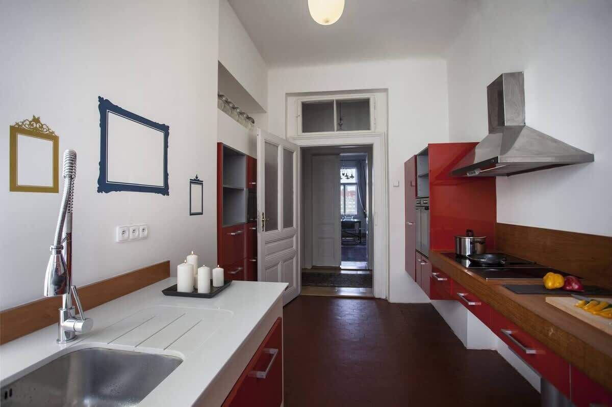 Fridge, oven, dishwasher, cookware/dishes/utensils