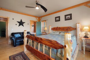 4 makuuhuonetta, työpöytä, silitysrauta/-lauta, vauvan matkasänky