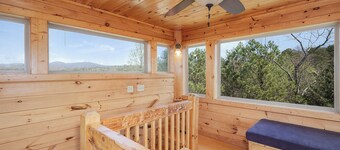 Poolside Mountain Retreat- Family-sized, pet-friendly, pool, hot tub, private