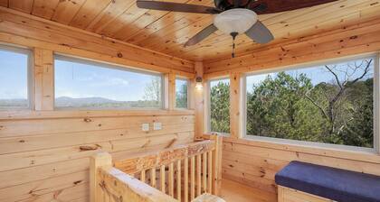 Poolside Mountain Retreat- Family-sized, pet-friendly, pool, hot tub, private