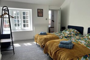 2 bedrooms, WiFi, bed sheets - Railway Cottage Horsforth (Leeds)