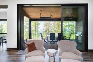 Smart TV, fireplace - Ski Access, Overlooking the Lake + Private Hot Tub & Pets Considered (Whitefish)