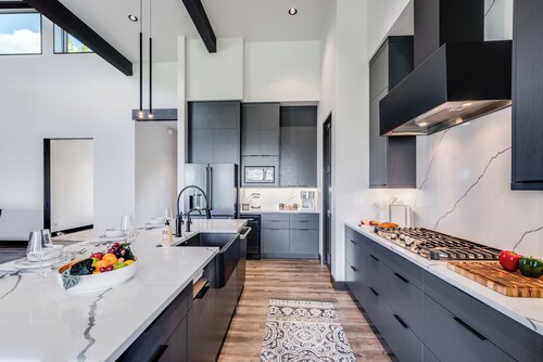 Ski Access, Overlooking the Lake + Private Hot Tub & Pets Considered