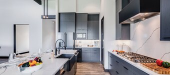 Ski Access, Overlooking the Lake + Private Hot Tub & Pets Considered