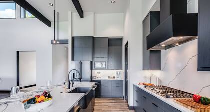 Ski Access, Overlooking the Lake + Private Hot Tub & Pets Considered