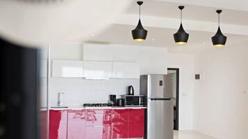 Refrigerador, microondas, placa de cocina, cafetera/tetera